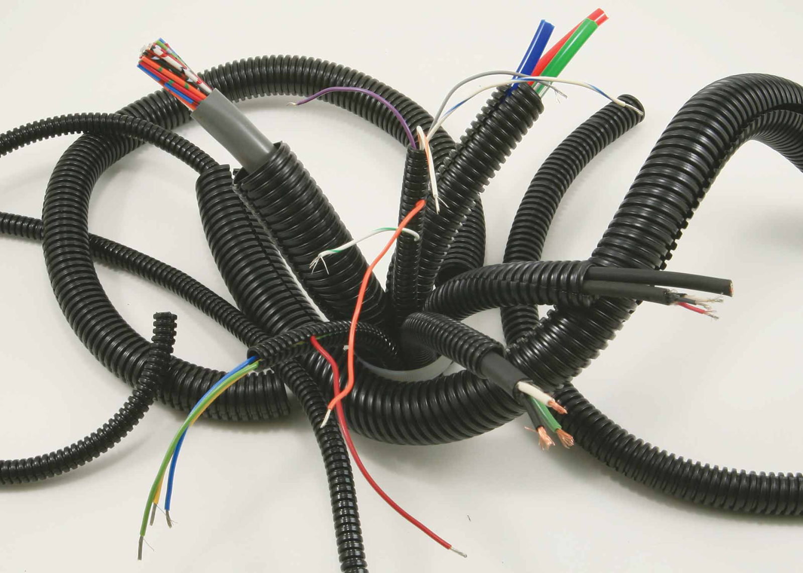 Прокладка кабеля в пвх. Защита кабеля MURRPLASTIK: разборная гофра ip65 разрезная гофра. Гофра для автопроводки 5мм. Гофра для электропроводки (d-9,8) (Rexant). 9708 Гофра для электропроводки.