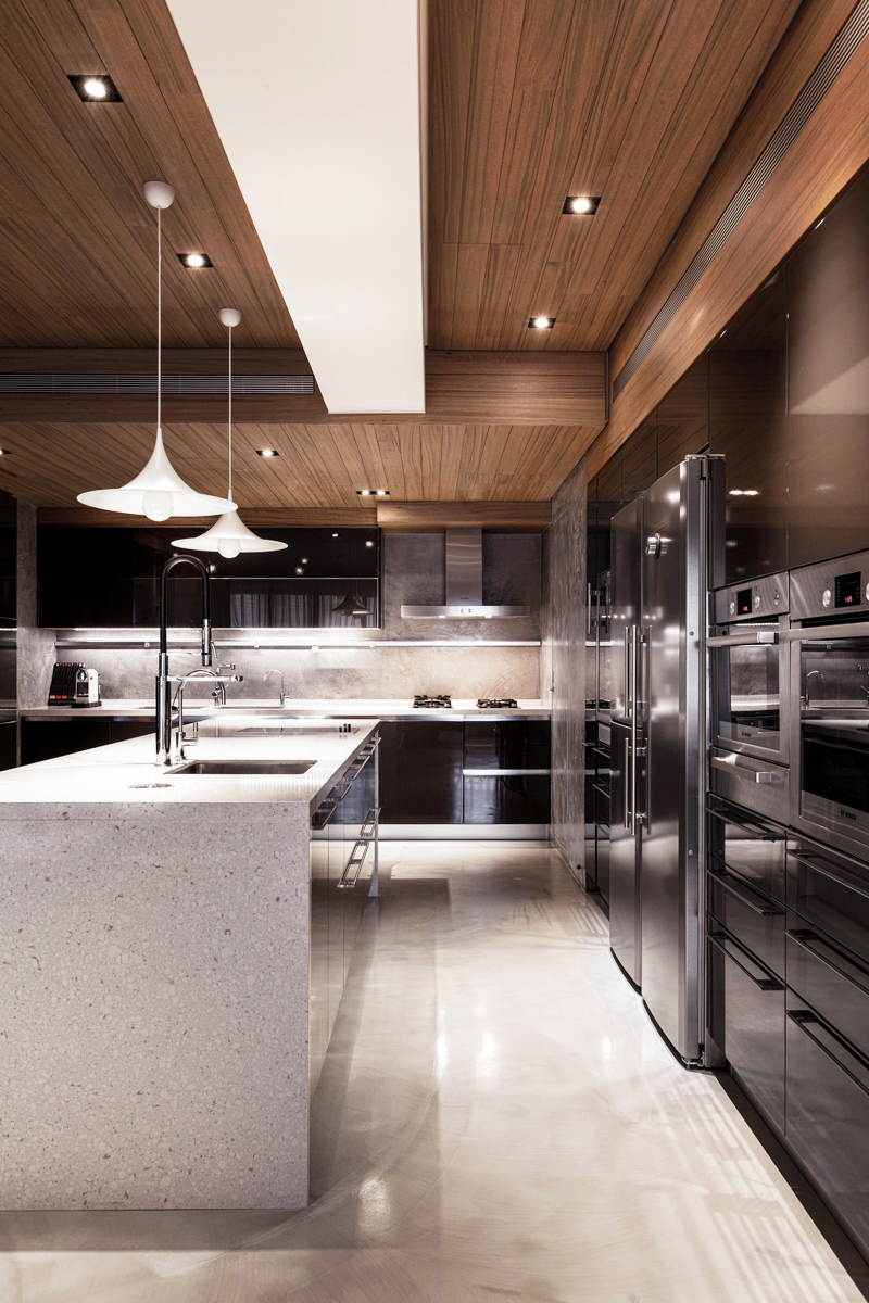 современный дизайн потолка в кухне