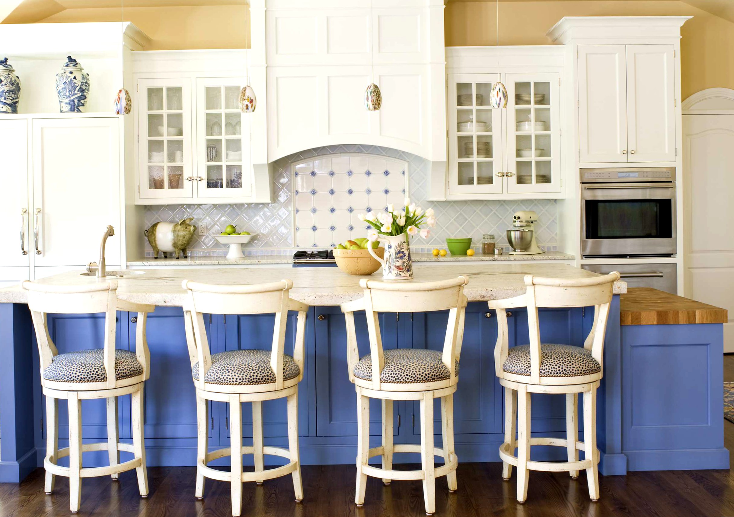 Бело-синяя кухня гарнитур с синим низом и белым верхом в дизайне интерьера