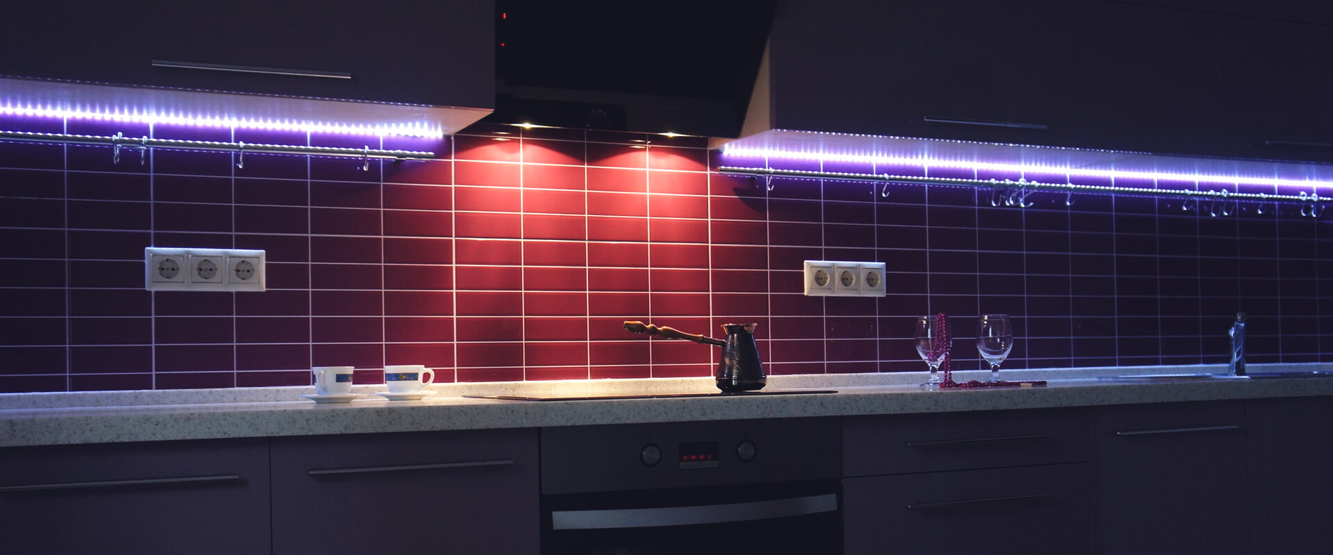 Неоновая кухня. Подсветка для кухни. Диодная подсветка на кухне. Светодиодная лента на кухню. Подсветка кухонного гарнитура светодиодной лентой.