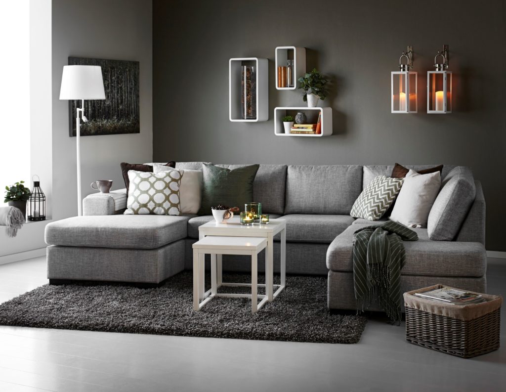 Светло серый диван в интерьере гостиной