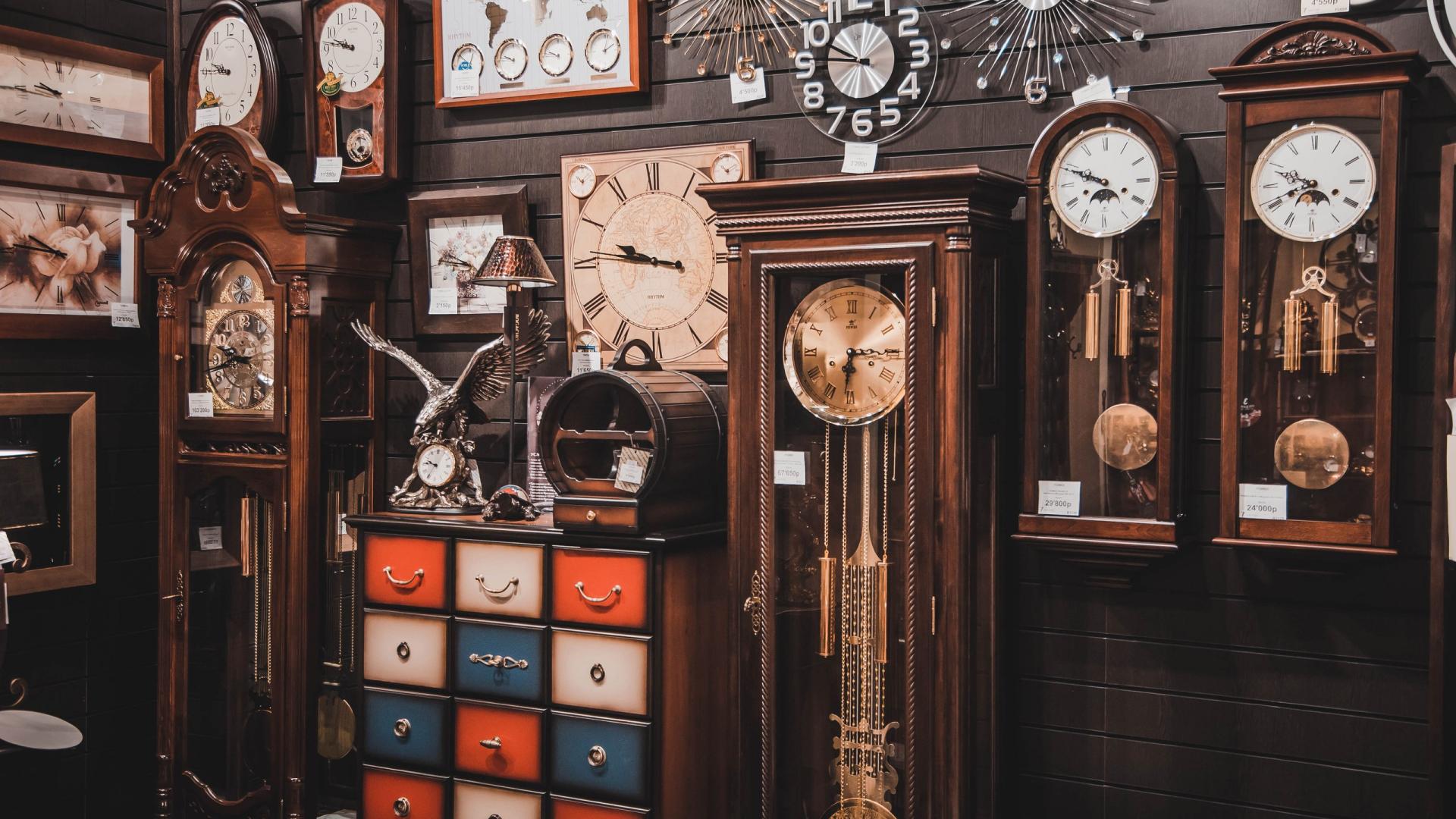 Старинные настенные часы: история и модели антикварных часов 