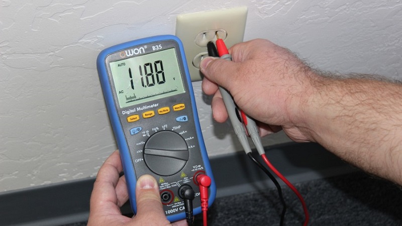 Как проверить напряжение в розетке мультиметром? Как правильно измерить напряжение сети в 220 вольт?