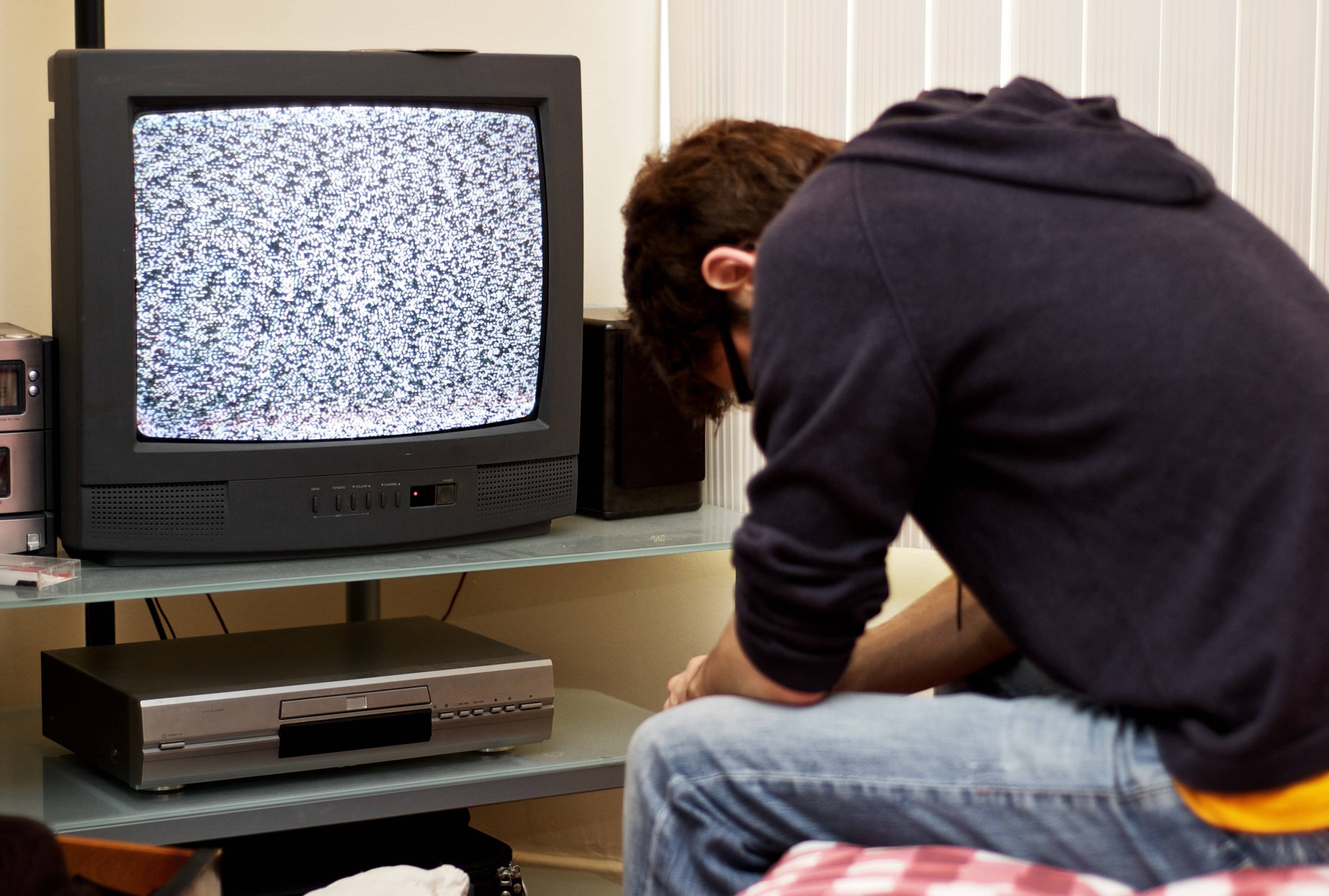 Сегодня по телевизору есть какие. Телевизор. Аналоговое Телевидение. Сломанный телевизор. Аналоговый телевизор.