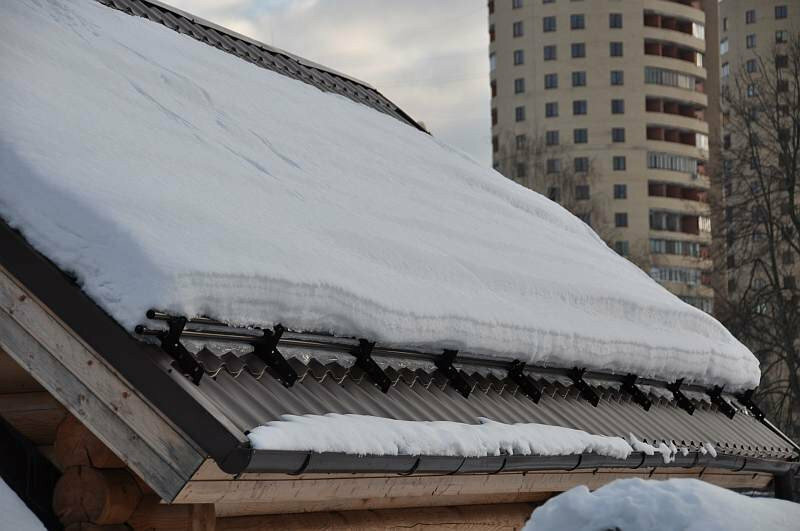 Как крепить снегозадержатели на металлочерепицу - подробная схема установки трубчатых и других систем задержания снега