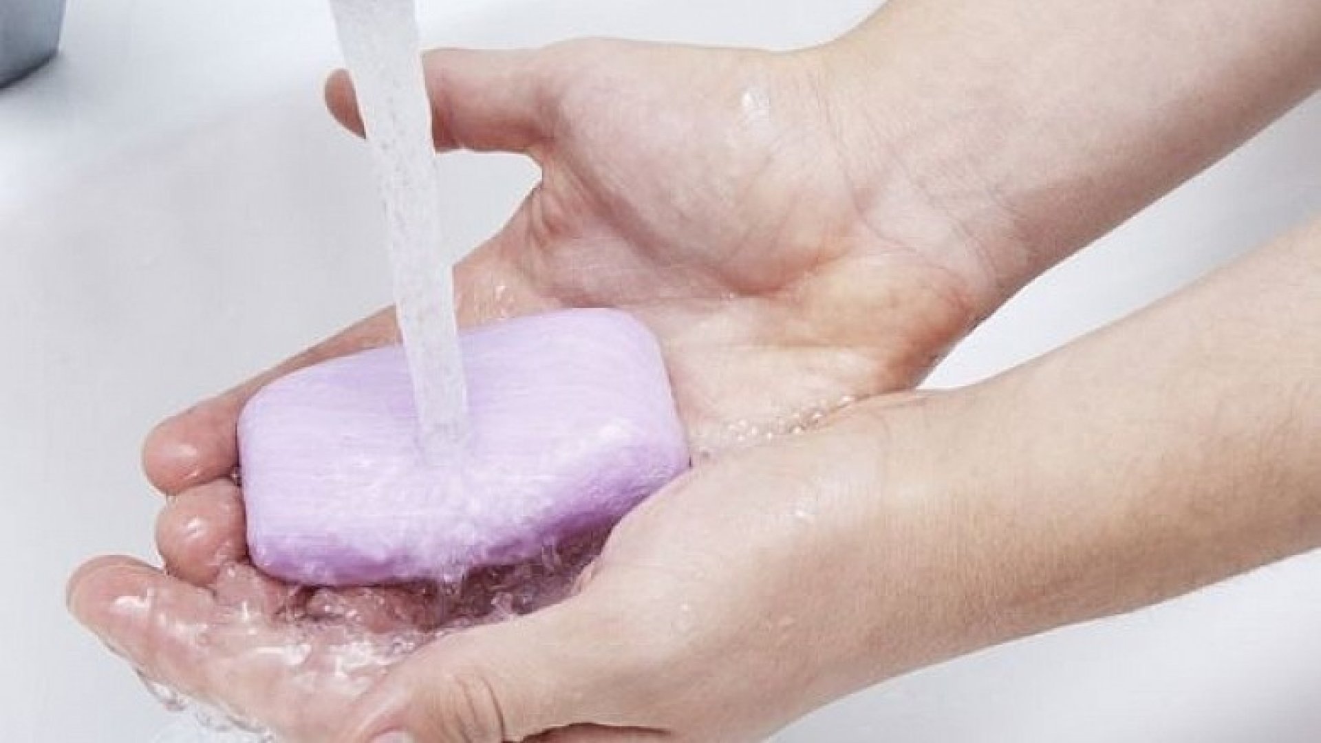 Указать на что влияет жесткая вода мыло. Вода и мыло. Мыло для рук. Жидкое и твердое мыло. Мыло пенится.