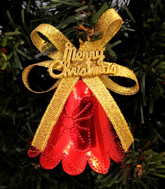 Елка с золотыми и красными шарами – классика новогоднего декора