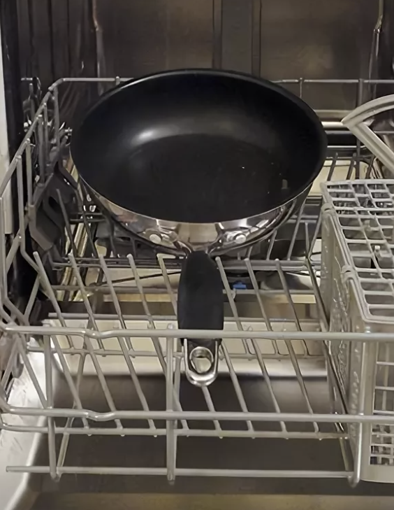 Сковородка можно мыть в посудомойке. Кастрюля в посудомоечной машине. Посудомойка для кастрюль и сковородок. Кастрюли в посудомойке. Сковорода в посудомоечной машине.