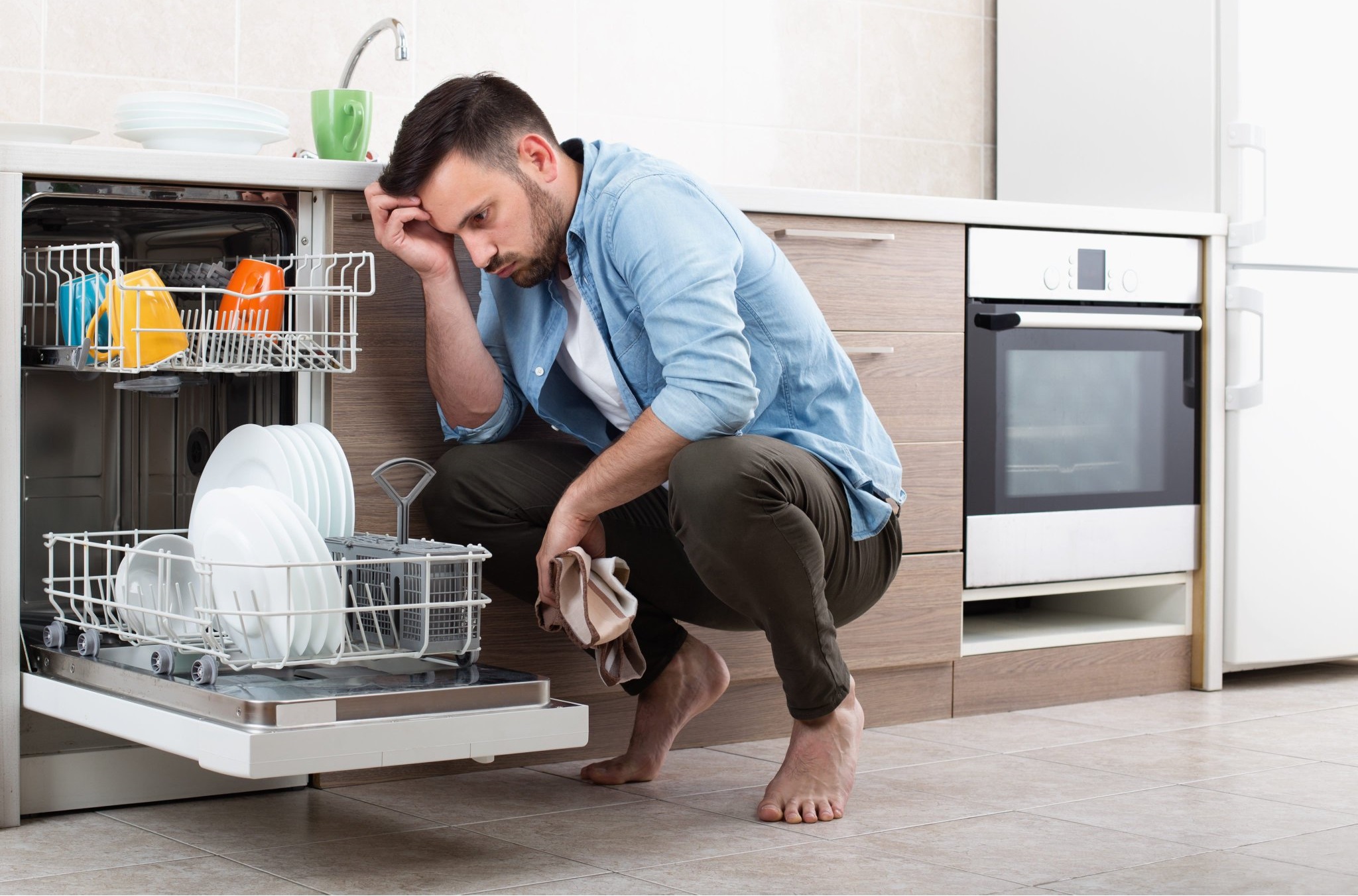 Посудомоечная машина не моет посуду причины. Для посудомоечных машин. Посуда в посудомоечной машине. Мужчина посудомойка. Сломалась посудомойка.