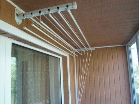 Вешалка для белья на балкон потолочная: разновидности и монтаж