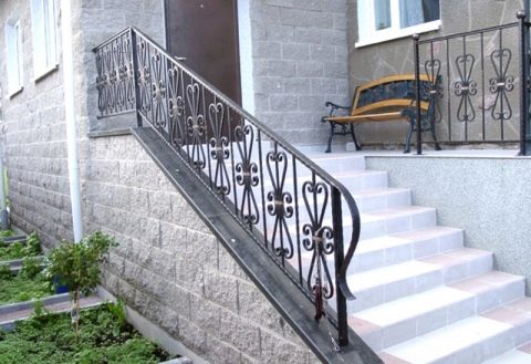 Ograde od kovanog željeza na trijemu: dizajn dizajn