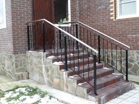 Fotografija ograde izrađene od stuba od obojenog metala i metala