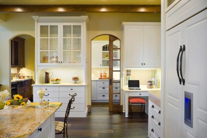Двери для кухни 56 фото зачем нужна кухонные легкие складные модели со стеклом выдвижные и двойные межкомнатные изделия размеры