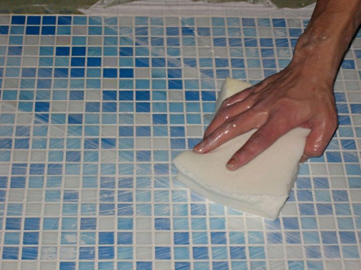Чем отмыть плитку в ванной от клея