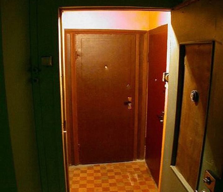 Дверь открывшаяся соседом. Дверь в квартиру в подъезде. Дверь на лестничную площадку. Входная дверь в квартиру из подъезда. Тамбурные двери на площадку.