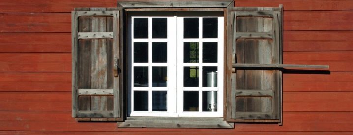 derevyannye stavni na okna tradicionnye konstrukcii v sovremennom oformlenii doma 23