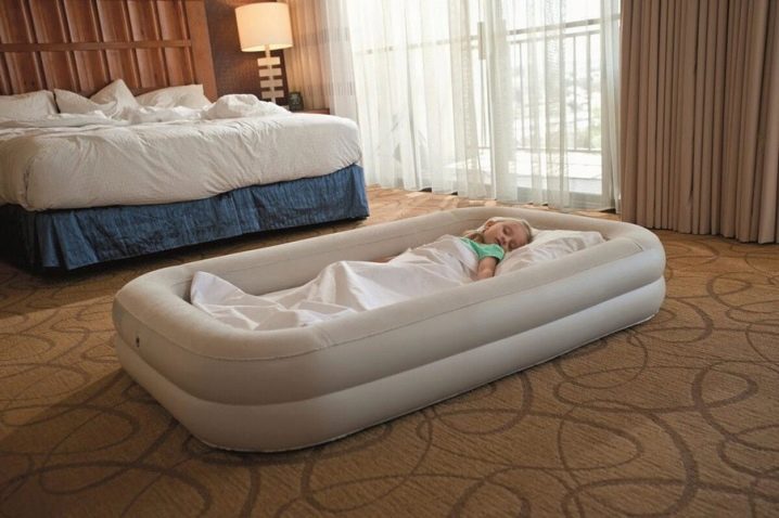 Удобные детские кровати для путешествий: от надувных до складных моделей