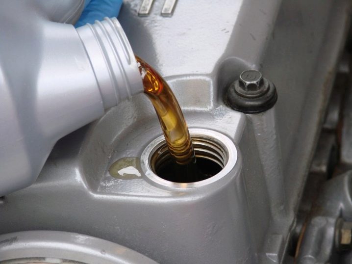 Какое масло заливают в двигатель мотоблока урал