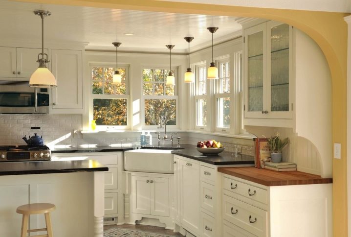 Дизайн интерьера кухни с двумя окнами