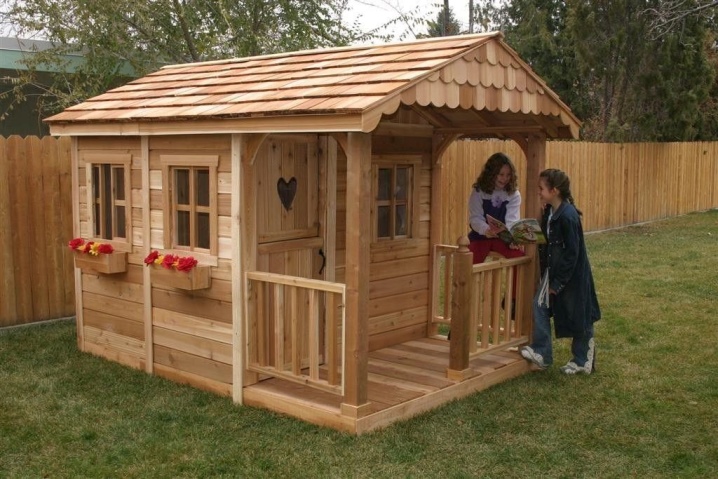 Деревянный дом для ребенка на даче