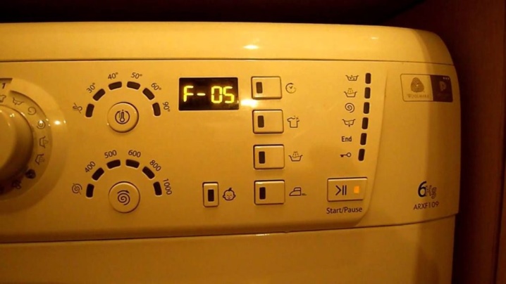 Машинка автомат индезит стирает но не сливает воду
