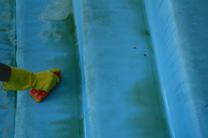 Чем отмыть налет на надувном бассейне