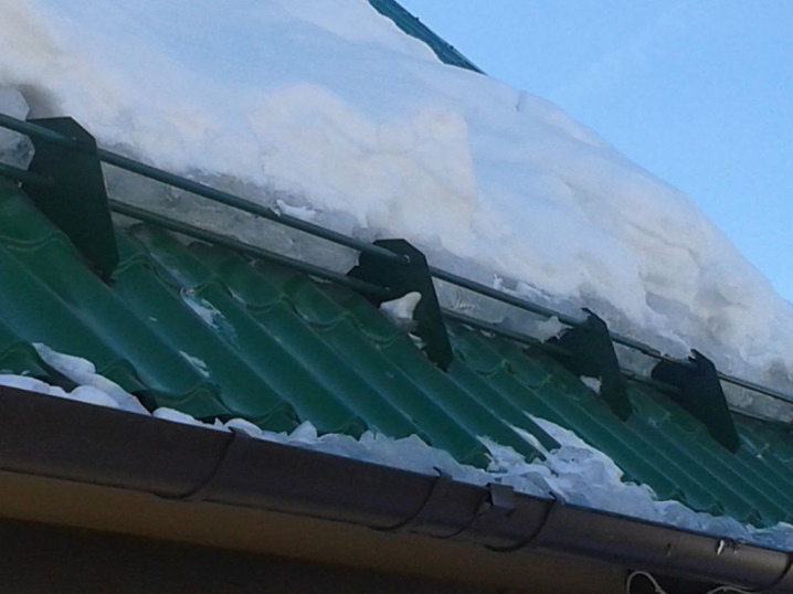 Как крепить снегозадержатели на металлочерепицу - подробная схема установки трубчатых и других систем задержания снега
