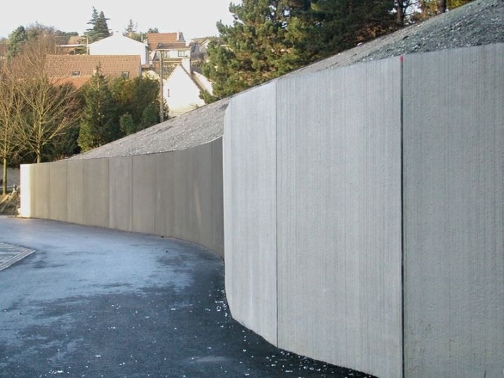 Подпорная стенка из бетонных блоков на участке