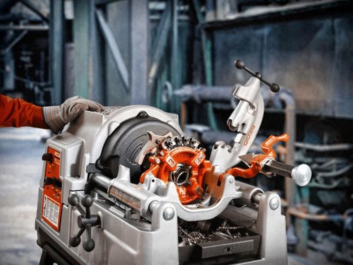 Станок резьба труба. Ridgid 535. Риджит резьбонарезной станок. Резьбонакатной станок Ridgid. Super Ego резьбонарезной станок.