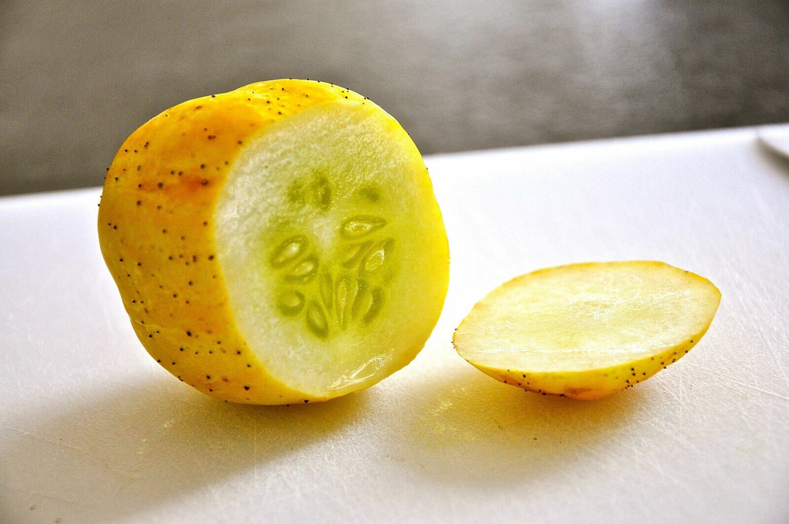 Семена огурец лимон хрустальное яблоко. Огурец-лимон хрустальное яблоко. Огурец сорт с лимоном. Огурец лимон семена.